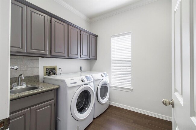 Building Photo - 14127 Swallowfield Dr