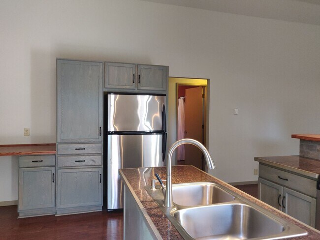 Building Photo - NW Bend 3x2 single-story hidden gem with huge fenced yard!