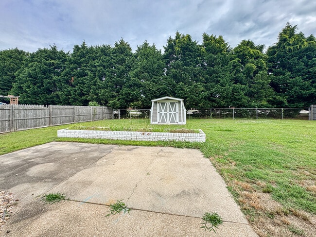 Building Photo - Charming Ranch in Highly Sought-After Grea...