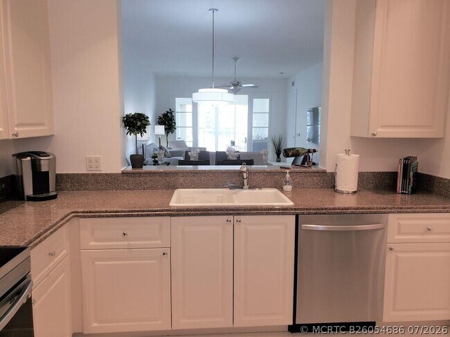 Building Photo - 10 Harbour Isle Dr E