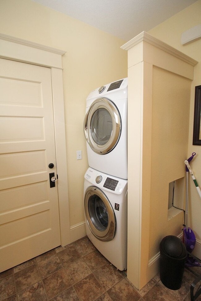 Building Photo - 4033 SE Hawthorne Blvd