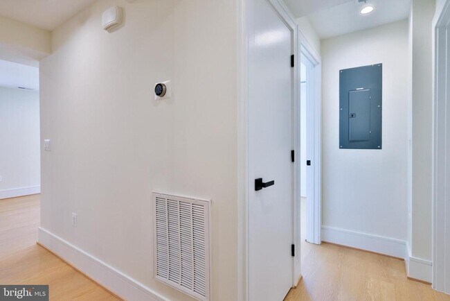 Building Photo - 221 S Alfred St