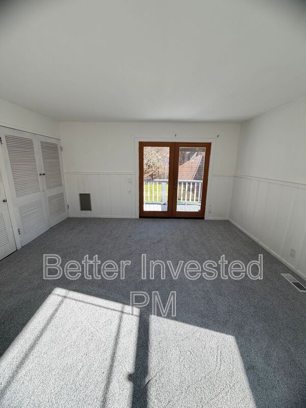 Building Photo - 559 N Oak St