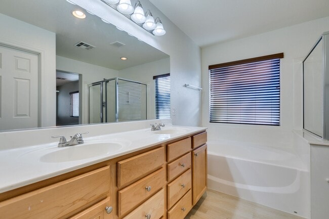 Building Photo - Great 3 bedroom house with a large loft an...