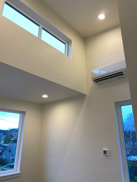 Building Photo - 2380 Willamette St