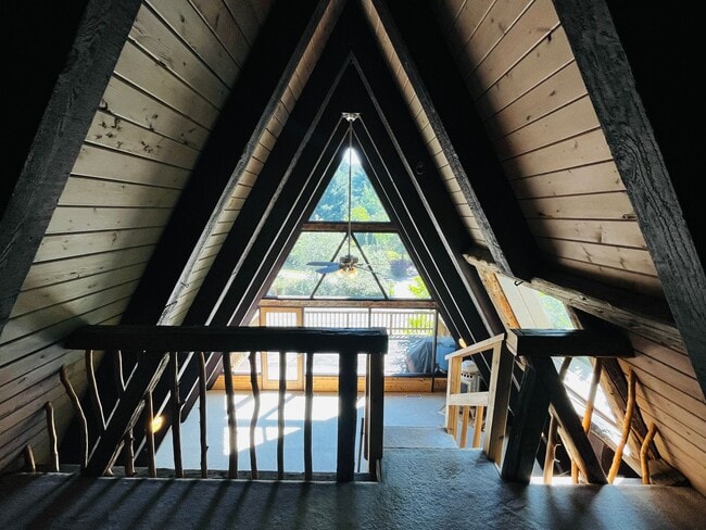 Building Photo - Wonderfully Eclectic Bainbridge Home, Perfect for Nature Lovers!