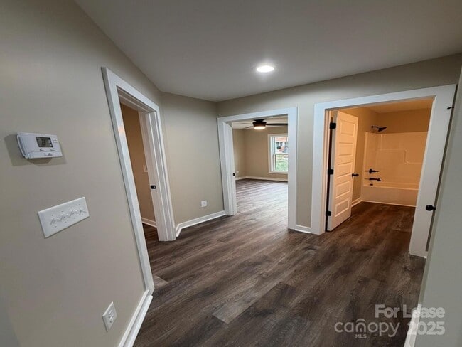 Building Photo - 620 W Bell St