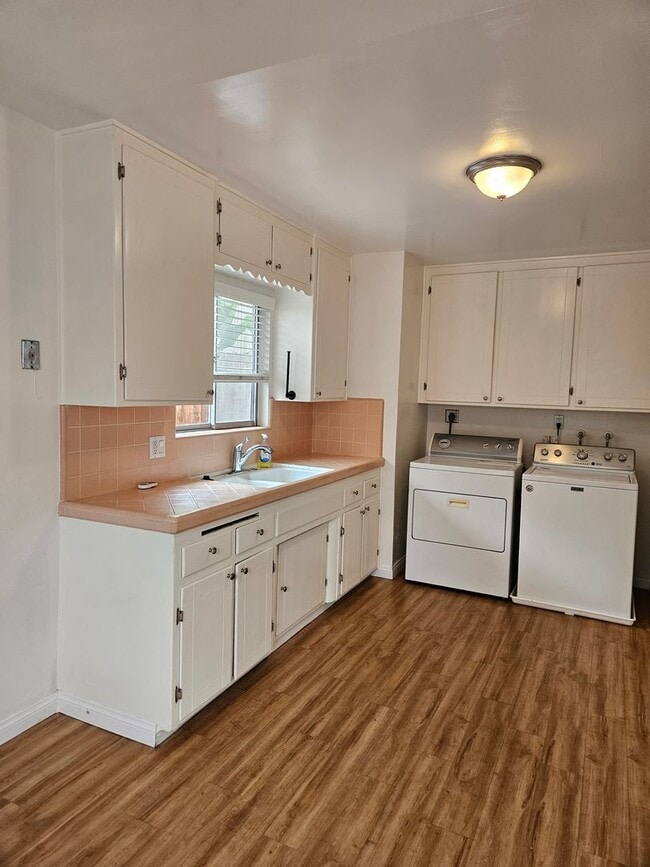 Building Photo - MOVE IN SPECIAL: Charming 2 Bedroom/1 Bath...