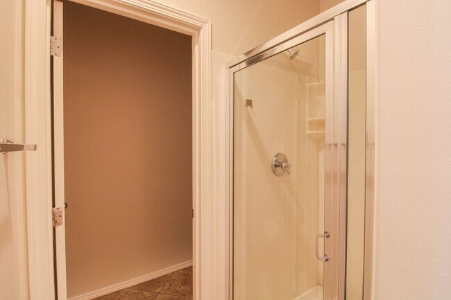 Building Photo - 4 bedroom 2.5 bathroom condo in Broad Street Village Complex