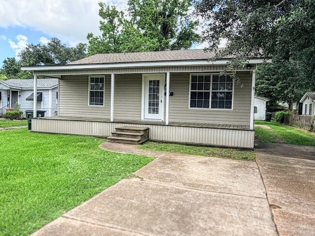 Building Photo - Updated 2 bedroom/1.5 bathroom home in Lake Charles with a large bonus room!