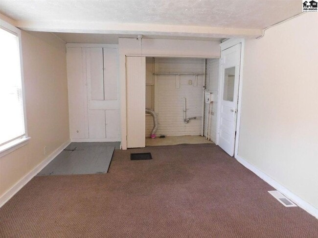 Building Photo - 2 bed, 1 bath with bonus room