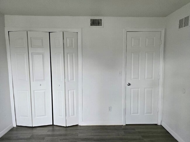 Building Photo - 1 bedroom / 1 bath condo in Crestview Villas