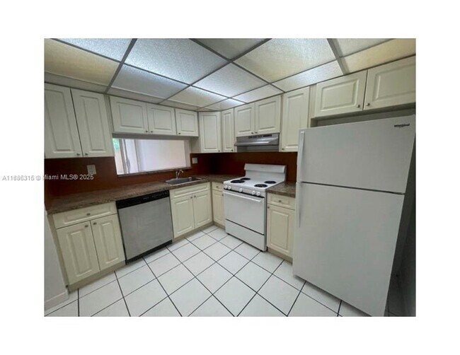 Building Photo - 10845 SW 112th Ave