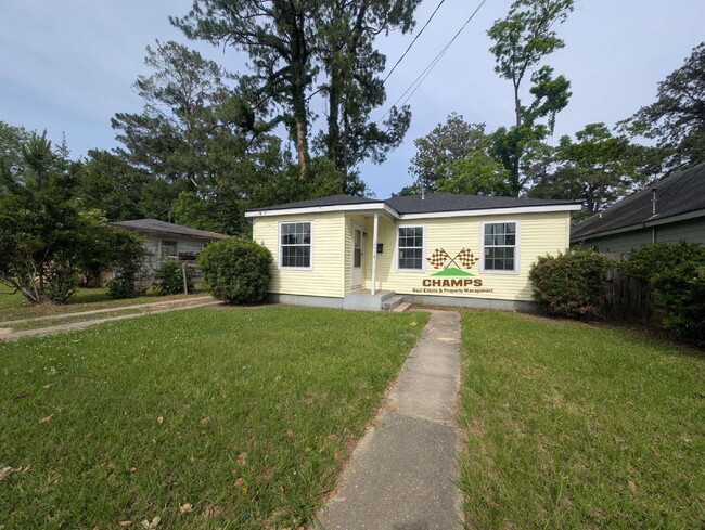 Building Photo - Two bedroom house available for rent in La...