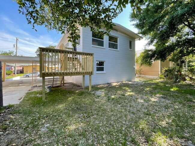Building Photo - 2704 E Columbus Dr