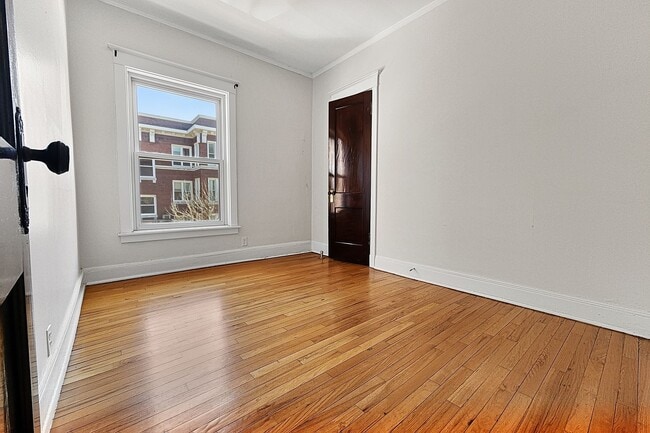 Building Photo - Large 3-bed/1-bath Apartment in the Heart of Rogers Park!