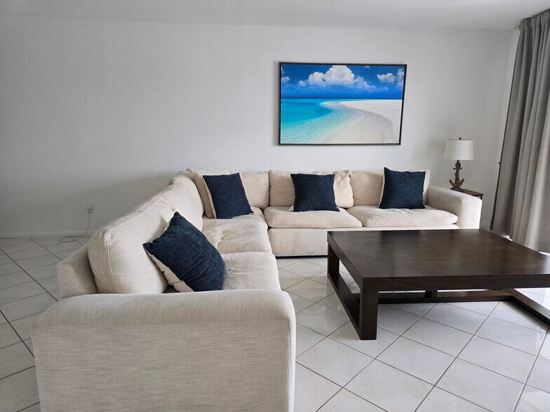 Living room - 2731 NE 14th Street Cswy