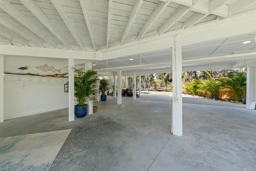 Building Photo - 6093 Henderson Rd