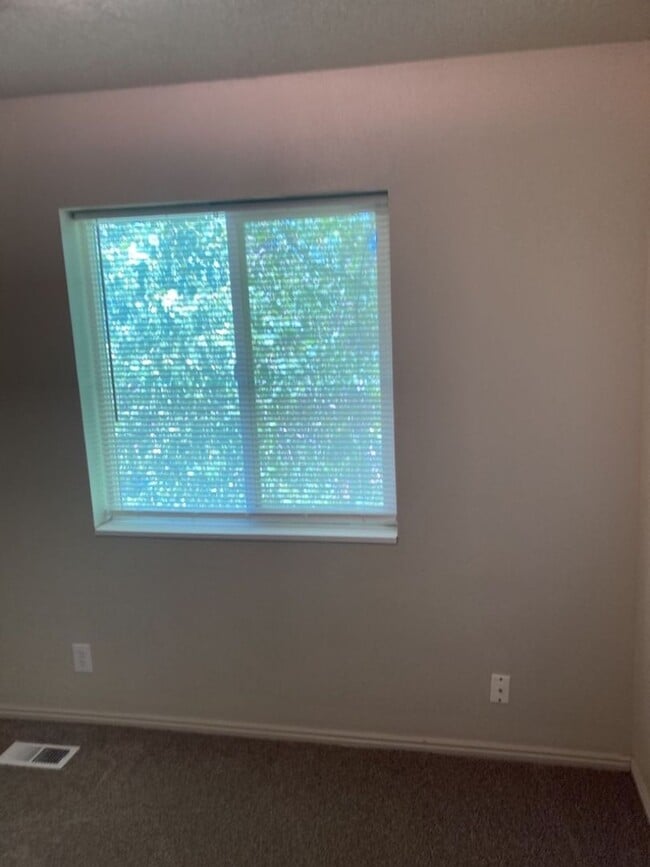 Building Photo - 3 bed, 1.5 bathroom - Two Story Twin Home