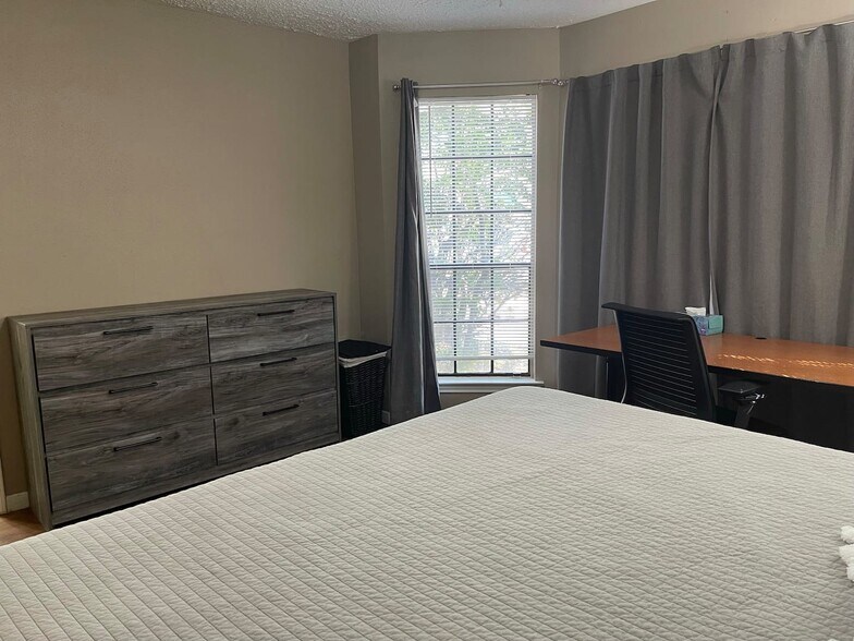 Building Photo - 13722 Ravensway Dr