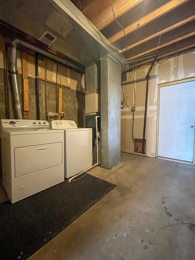 Building Photo - Beautiful 2-Bedroom Townhome in Aurora – A...