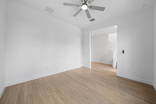 Building Photo - 920 SW Newfield Ave