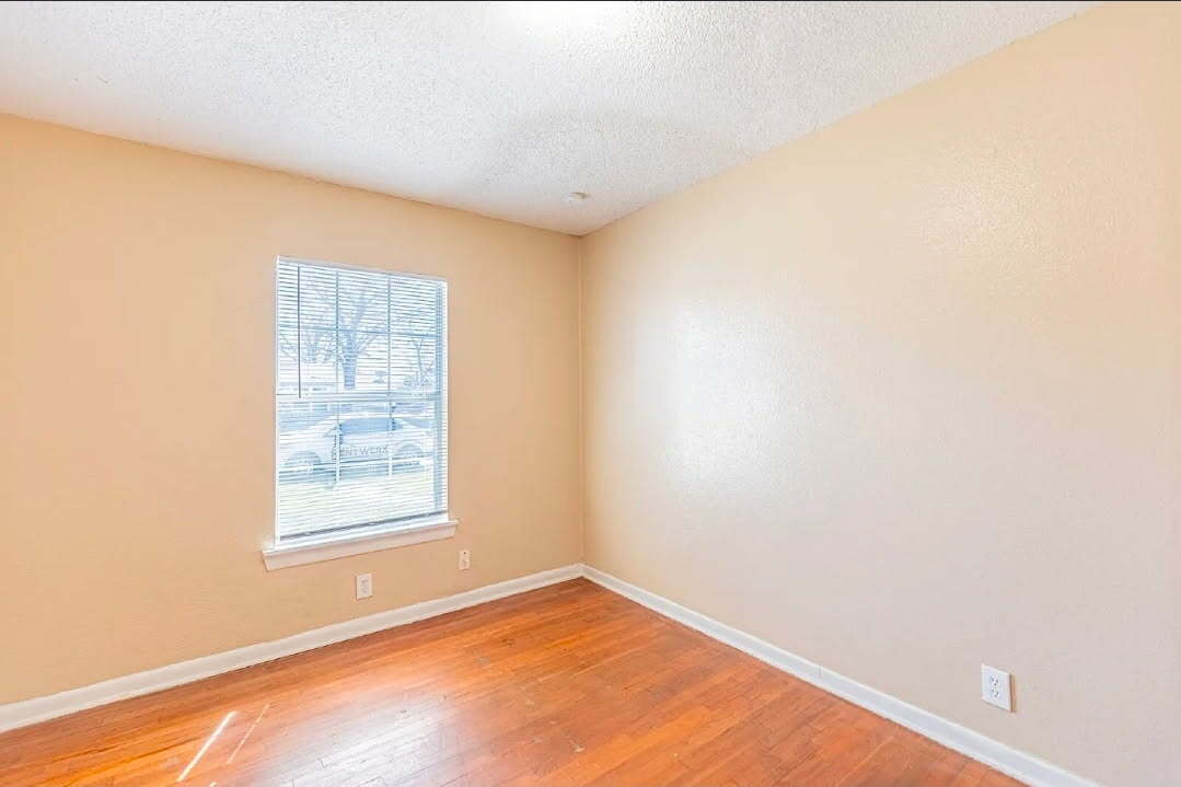 Building Photo - 215 Legion Dr W