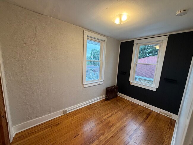 Building Photo - 402 Douglass St