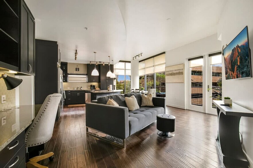 Primary Photo - 101 Bowen St