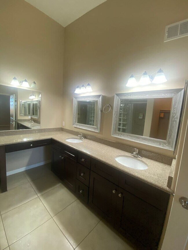 Building Photo - Spacious and Updated 3 Bed/2 Bath Condo w/Garage - Mesa