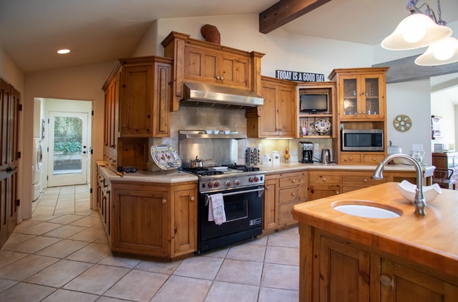 Building Photo - Janin Acers - Pool - Pet Friendly - FURNISHED OR UNFURNISHED