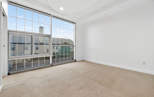 Building Photo - Stunning 3 bedroom Loft