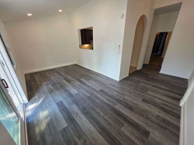 Building Photo - Newly Renovated 2 Bedroom Apartment *MOVE-...