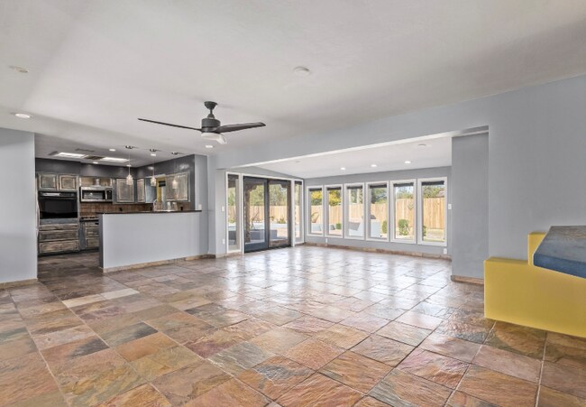 Building Photo - 5722 E Windsor Ave