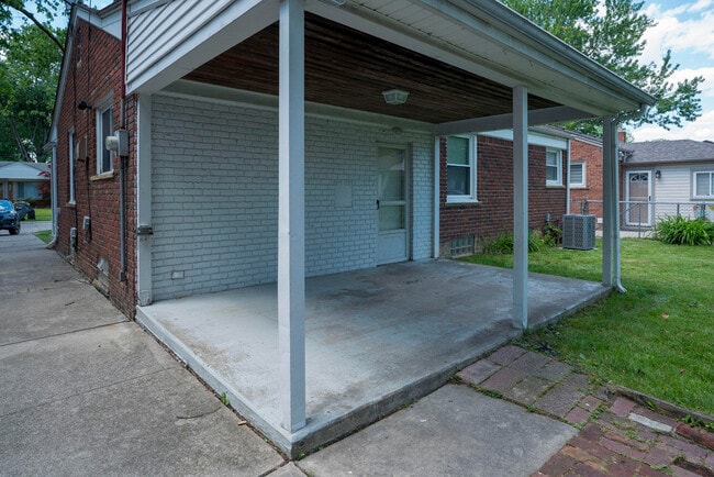 Building Photo - 2631 Woodside St