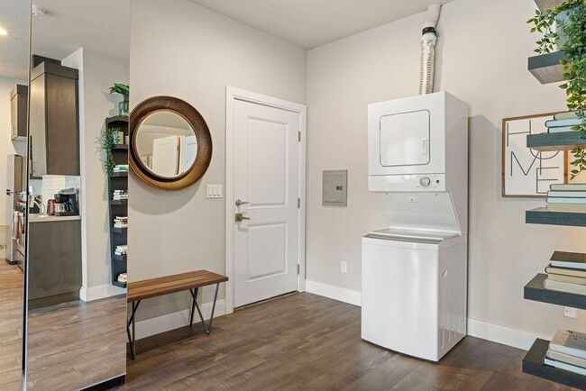 Building Photo - Studio