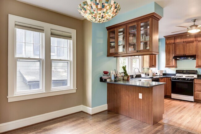 Building Photo - 3 Bed 2.5 Bath - Takoma Park Craftsman - Spacious Rear Deck