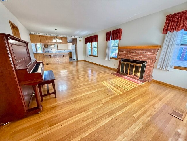 Building Photo - 252 Stoakes Ave