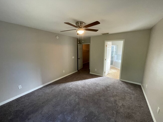 Building Photo - Spacious 3/2 in Quiet Neighborhood!