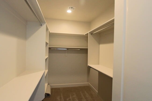 Building Photo - LIKE NEW: 2170+ SQFT and majestic VIEWS  3 Br 2.5 Ba 2 Car garage