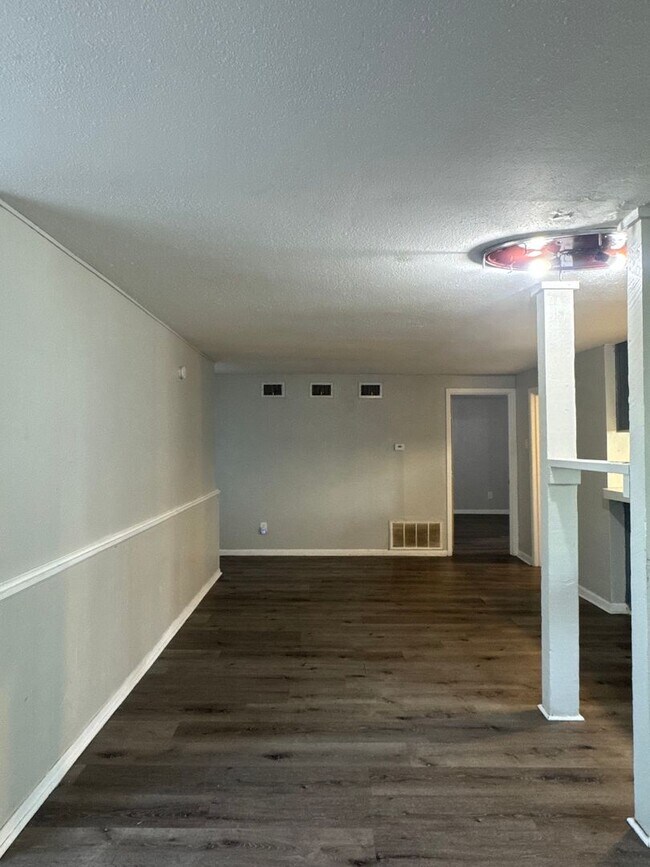 Building Photo - Updated 2-Bed, 2-Bath Duplex