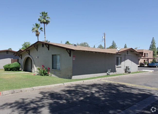 Building Photo - Villas on 4th