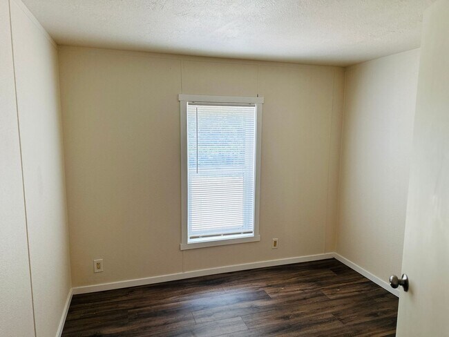 Building Photo - Newly Remodeled Acreage Property