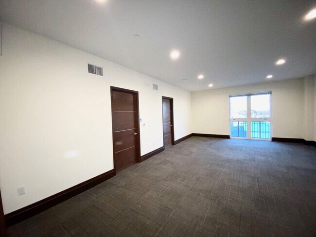 Building Photo - C Las Tunas 3C(Tax)