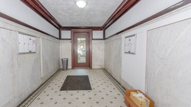 Building Photo - 5121 S Ingleside Ave