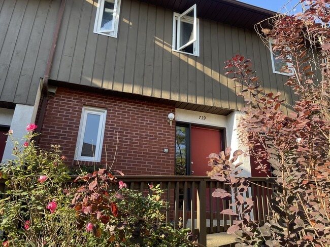 Building Photo - 2 Bedroom Townhome newly renovated for you!