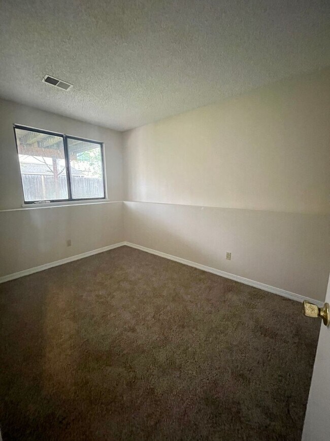 Building Photo - Sun-Filled 3-Bed, 2.5-Bath home with Deck ...