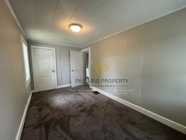 Building Photo - Updated 3 Bedroom, 1.5 Bathroom, Grace Tuxedo Beauty Available NOW!