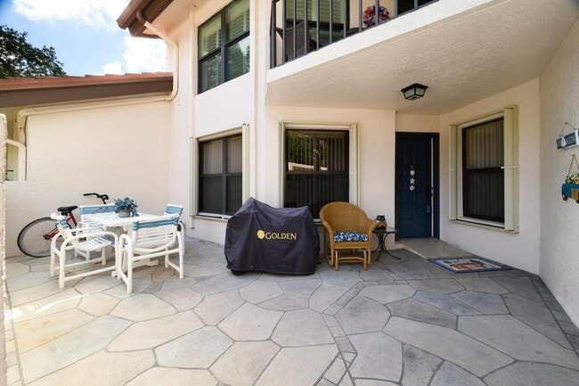 Building Photo - 6030 SE Martinique Dr