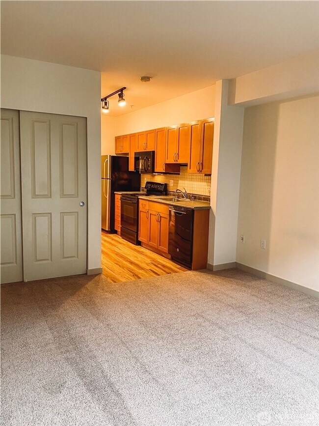 Building Photo - 0Bd/1Ba Bellevue Condo